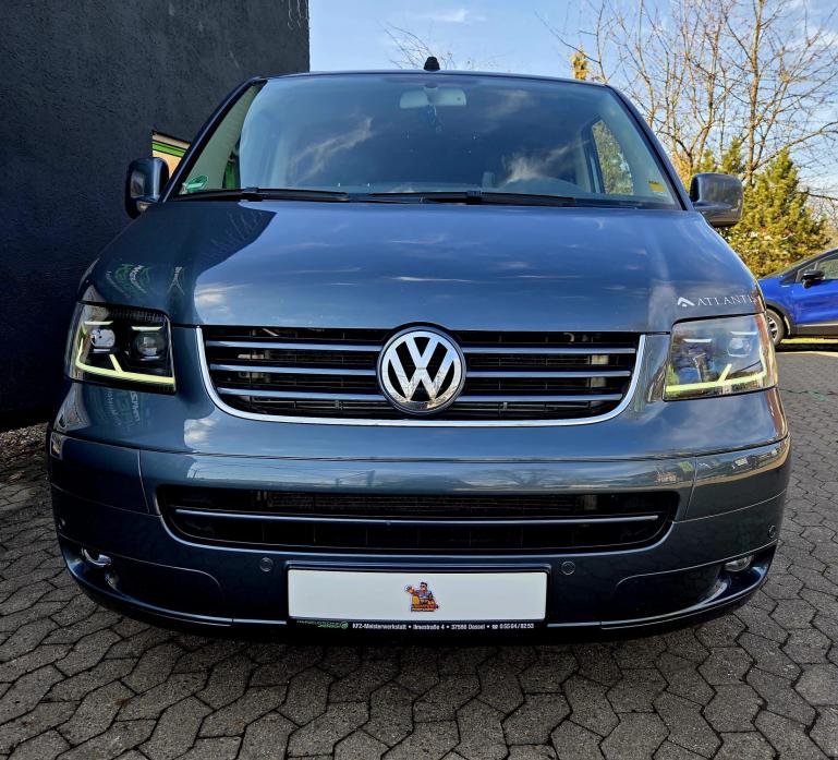 Ugrade Design Voll LED Tagfahrlicht Scheinwerfer passend für VW T5 03-09 schwarz mit Dynamik und Welcome-Funktion