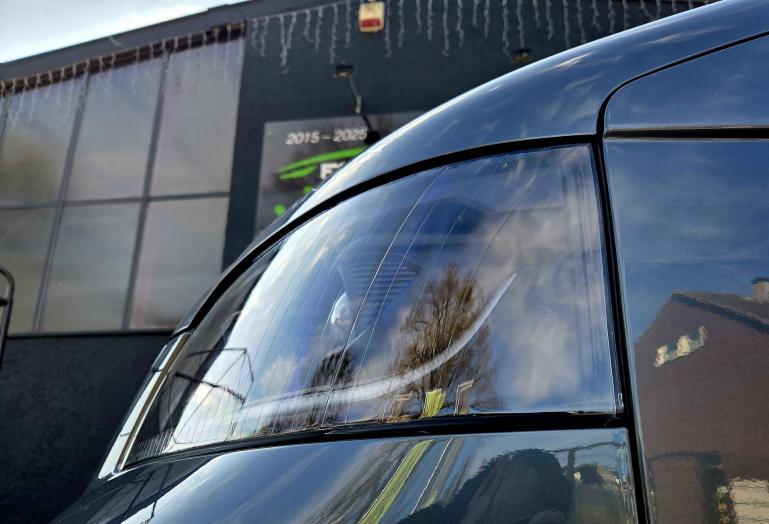 Ugrade Design Voll LED Tagfahrlicht Scheinwerfer passend für VW T5 03-09 schwarz mit Dynamik und Welcome-Funktion