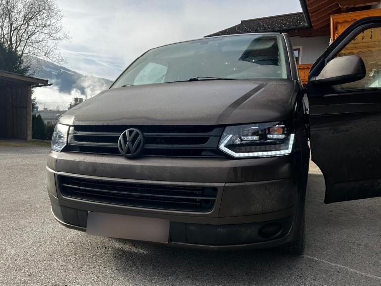 Preview: VOLL LED Tagfahrlicht Scheinwerfer passend für VW T5 GP (Facelift) 10-15 schwarz mit dynamischem LED Blinker und Begrüßungsfunktion