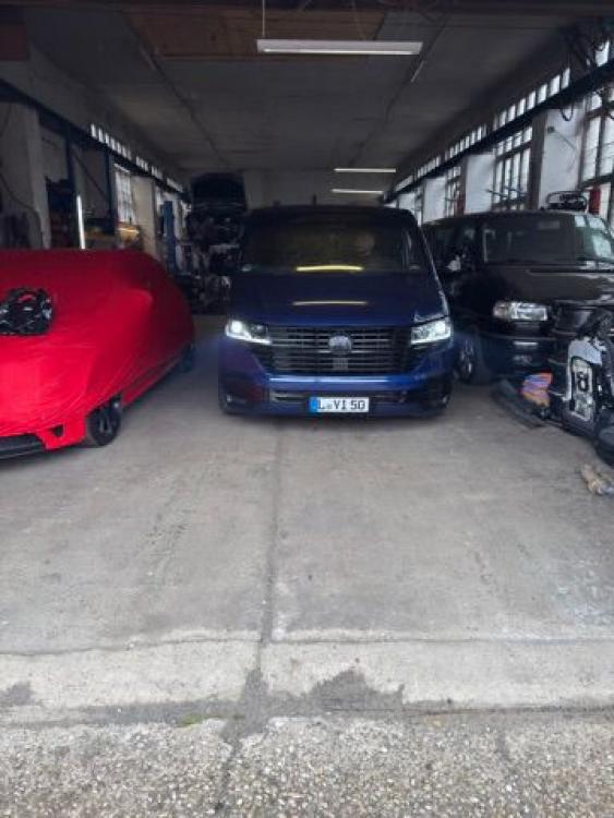 Voll LED "Specialized" Tagfahrlicht Scheinwerfer Set "Complete Black" passend für VW T6.1 ab 2019