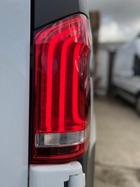 Sparpaket - VOLL LED Tagfahrlicht Scheinwerfer passend für Mercedes Benz V-Klasse / Vito W447 14-23 schwarz mit LED Blinker + LED Upgrade Design Rückleuchten passend für Mercedes Benz Vito W447 14-23 rot/weiß dynamisch