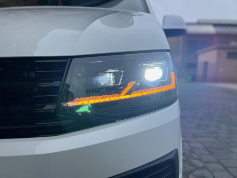 Voll LED "Specialized" Black Edition Tagfahrlicht Scheinwerfer für VW T6 15-19 schwarz mit LED Blinker (ohne Welcome Funktion) + Voll LED Lightbar Design Rückleuchten für VW T6 15-19 Farbe Rot mit dynamischen Blinker (für Heckklappe/Halogen)