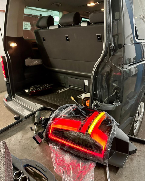 Voll LED Lightbar Design Rückleuchten für VW T6 15-19 schwarz/rauch mit dynamischen Blinker (für Heckklappe/Halogen)