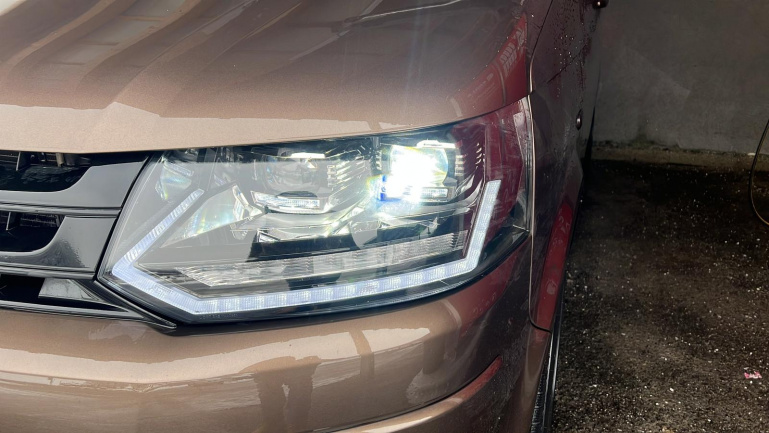 LED Tagfahrlicht Scheinwerfer für VW T5 Facelift 09-15 schwarz