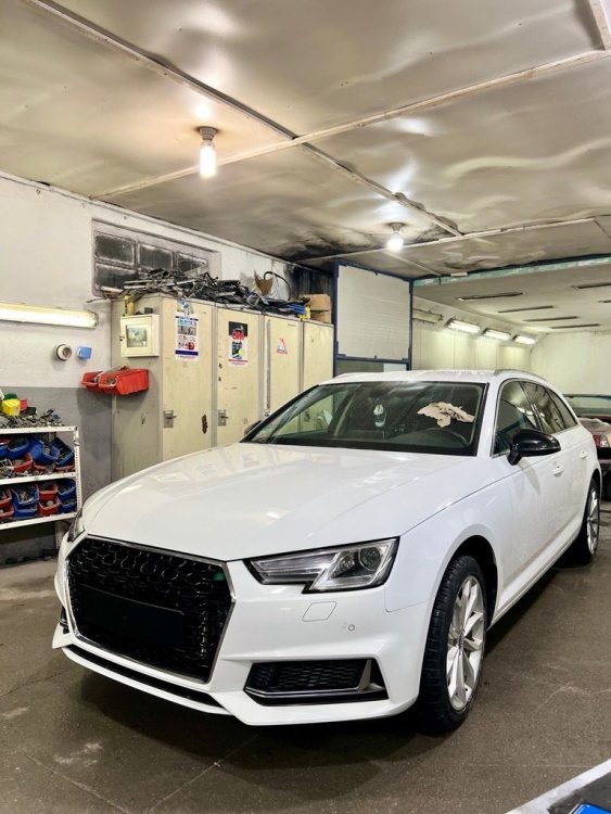 Upgrade Sportgrill / Kühlergrill für Audi A4 B9 (8W) 15-19 chrom/Hochglanz schwarz in Wabendesign