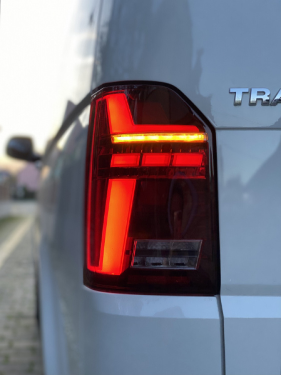 Voll LED Lightbar Design Rückleuchten für VW T5 Facelift (GP) 10-15  rot/rauch mit dynamischen Blinker