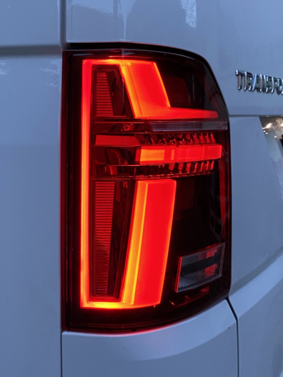 Voll LED Lightbar Design Rückleuchten für VW T6 15-19 rot/rauch mit dynamischen Blinker (für Heckklappe/Halogen)