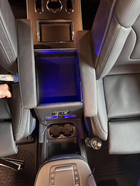 New Edition Staufach Mittelkonsole Ablage für alle Mercedes Benz V-Klasse W447 14-21 mit LED Beleuchtung, USB