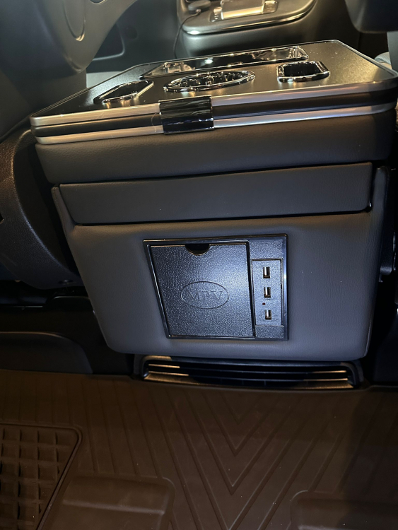 New Edition Staufach Mittelkonsole Ablage für alle Mercedes Benz V-Klasse W447 14-21 mit LED Beleuchtung, USB