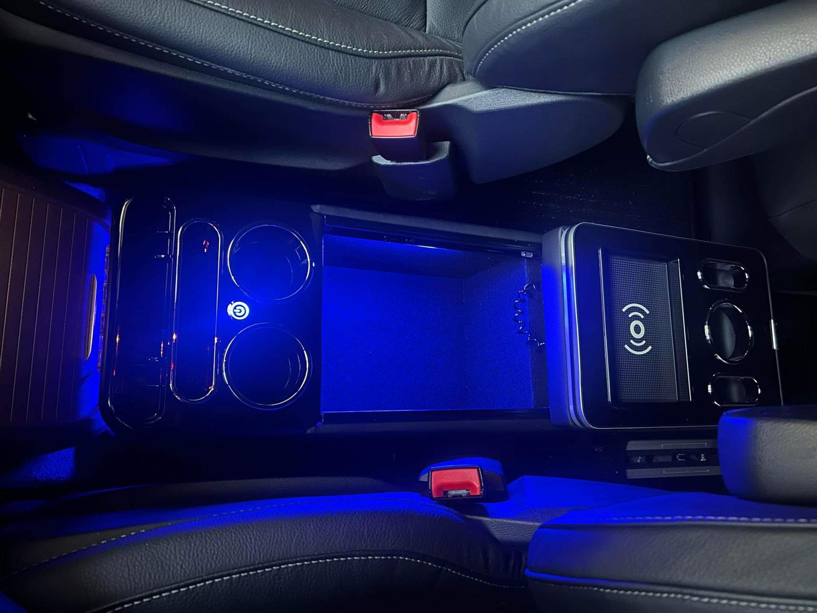 Upgrade Staufach Mittelkonsole Ablage für alle Mercedes Benz Vito / V-Klasse  W447 14-23 mit LED Beleuchtung, USB und Induktions-Ladestation