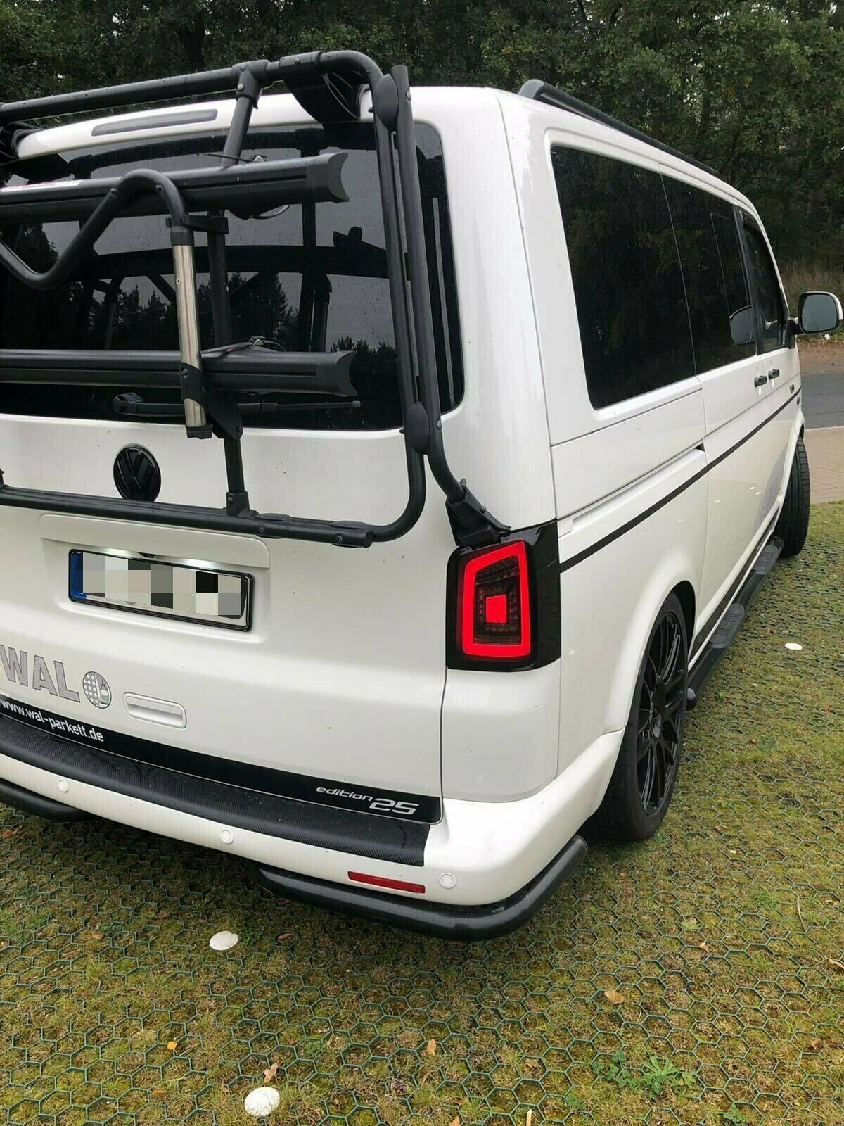 Rückleuchten SET Rot Schwarz + Birnen SET passt für VW T5 mit Heckklappe  03-09