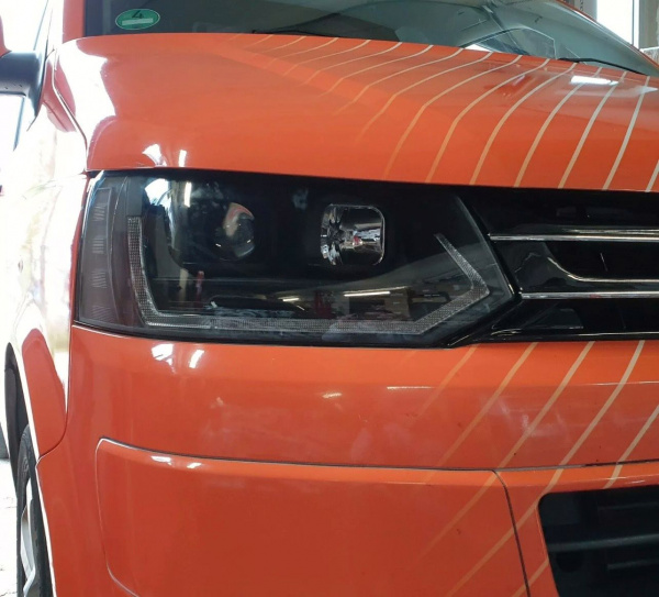 LED Tagfahrlicht Scheinwerfer für VW T5 GP (Facelift) 10-15 schwarz im T6 Design mit dynamischem LED Blinker
