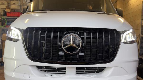 Paket - EXCLUSIVE VOLL LED Tagfahrlicht Scheinwerfer Set passend für Mercedes Benz Sprinter W907/W910 18+ schwarz/chrom +Upgrade Sportgrill / Kühlergrill passend für Mercedes-Benz Sprinter W907 /910 18-23 Hochglanz schwarz/chrom