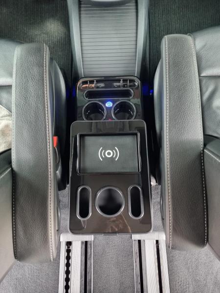 Black Edition Staufach Mittelkonsole Ablage für alle Mercedes Benz Vito / V-Klasse W447 14-23 mit LED Beleuchtung, USB und Induktions-Ladestation