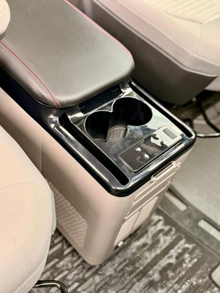 Upgrade+ "Freeze" Staufach Mittelkonsole Ablage passend für Opel Zafira Life / Lounge 21+ mit Kühlfunktion, USB und Getränkehaltern + App Steuerung