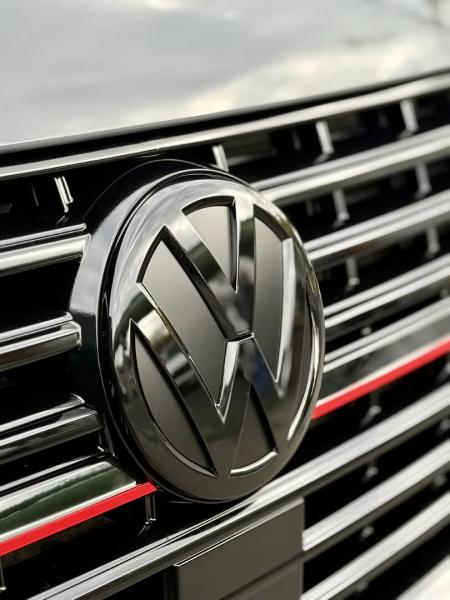 Upgrade Design Original VW Logo / Emblem Vorn für Volkswagen T6 15-19 und T6.1 ab 2019 Hochglanz schwarz