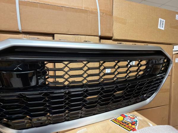 B-Ware  Upgrade Sportgrill / Kühlergrill für Audi A6 C8 4A 18-24 Hochglanz Schwarz / Matt Silber in Wabendesign