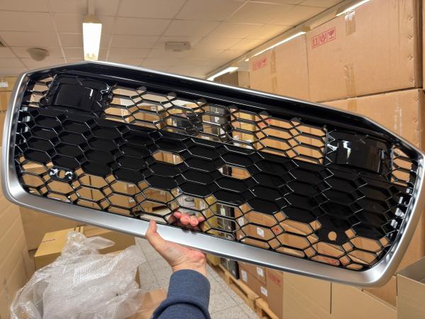 B-Ware  Upgrade Sportgrill / Kühlergrill für Audi A6 C8 4A 18-24 Hochglanz Schwarz / Matt Silber in Wabendesign