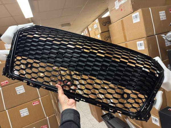 B-Ware - Upgrade Sportgrill / Kühlergrill für Audi TT 8S Coupe/Cabrio/Roadster 14-18 Hochglanz Schwarz in Wabendesign