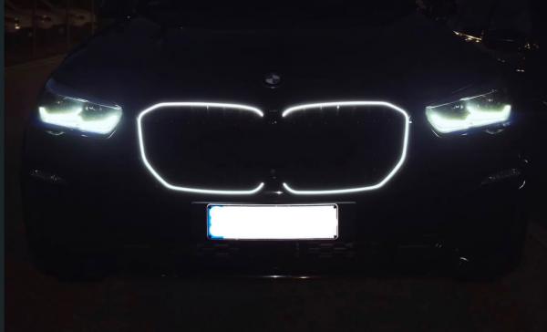 LumiFire Upgrade LED-Kühlergrill mit einer Lamelle in Schwarz glänzend passend für BMW X5 Serie G05 2019 +