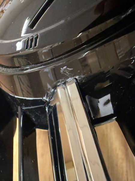 B-Ware  Upgrade Design Kühlergrill für Volkswagen T6 15-19 Hochglanz-schwarz mit Chromleiste und Emblemhalter