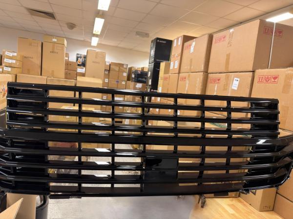 Upgrade Design Kühlergrill Schwarz glänzend ohne Emblemhalter für VW T6.1 Multivan 2019-2024