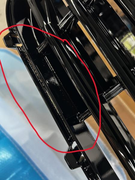 B-Ware  Upgrade Design Kühlergrill mit Logohalter + Stoßstangenblenden passend für Volkswagen T6.1 ab 2019 Hochglanz schwarz