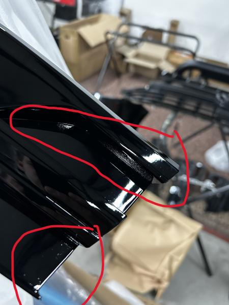 B-Ware  Upgrade Design Kühlergrill mit Logohalter + Stoßstangenblenden passend für Volkswagen T6.1 ab 2019 Hochglanz schwarz