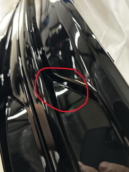 B-Ware  Upgrade Design Kühlergrill mit Logohalter + Stoßstangenblenden passend für Volkswagen T6.1 ab 2019 Hochglanz schwarz