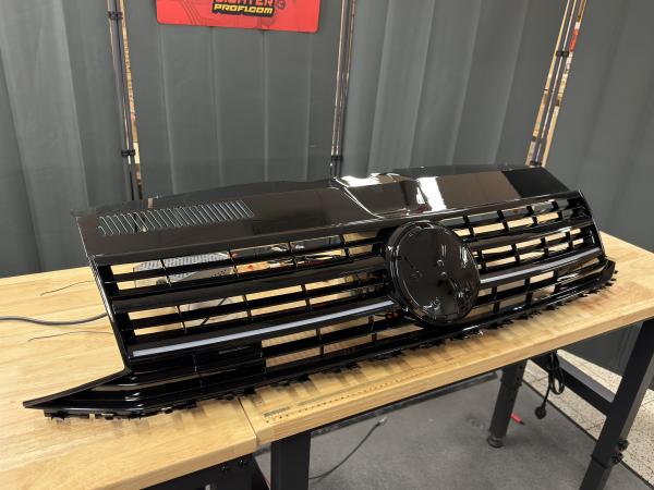 LumiFire Upgrade LED Kühlergrill Sportgrill passend für VW T6 15-19 Hochglanz-schwarz