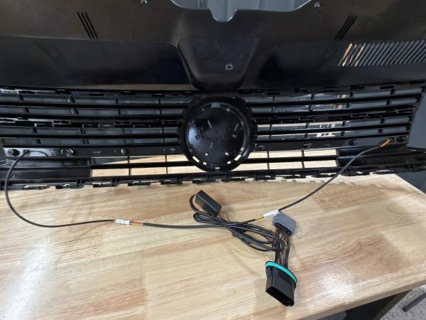 LumiFire Upgrade LED Kühlergrill Sportgrill passend für VW T6 15-19 Hochglanz-schwarz