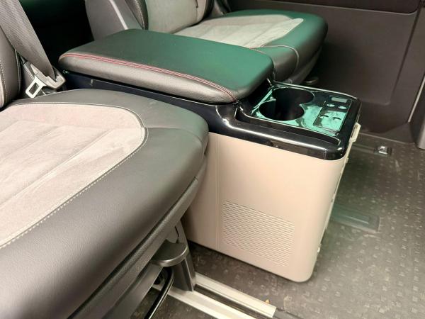 Upgrade+ "Freeze" Staufach Mittelkonsole Ablage für VW Crafter II  MAN TGE 2017+ mit Kühlfunktion, USB und Getränkehaltern + App Steuerung Grau