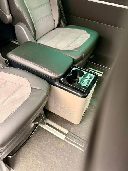 Upgrade+ "Freeze" Staufach Mittelkonsole Ablage für VW Crafter II  MAN TGE 2017+ mit Kühlfunktion, USB und Getränkehaltern + App Steuerung Grau