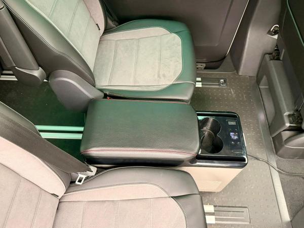 Upgrade+ "Freeze" Staufach Mittelkonsole Ablage für VW Crafter II  MAN TGE 2017+ mit Kühlfunktion, USB und Getränkehaltern + App Steuerung Grau