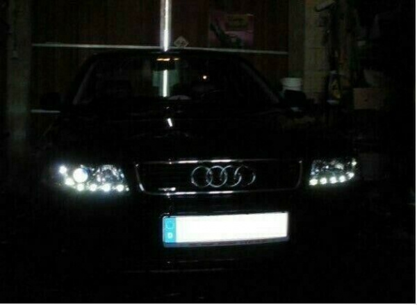 LED Tagfahrlicht Design Scheinwerfer für Audi A4 B6 00-04 chrom