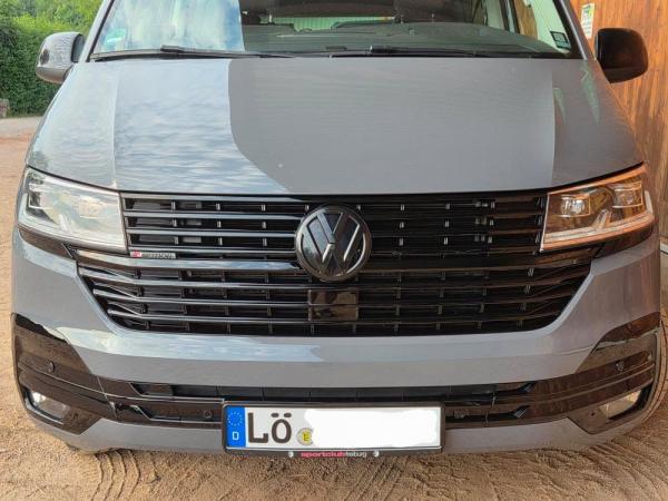 Kühlergrill mit Logohalter + Stoßstangenblenden für Volkswagen T6.1 ab 2019 Hochglanz schwarz
