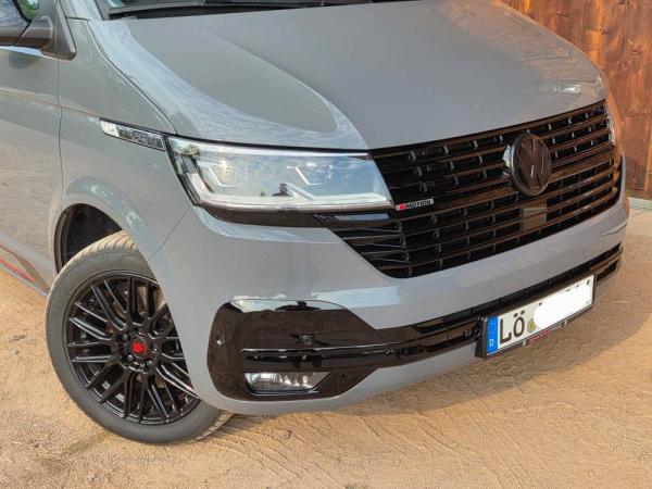 Kühlergrill mit Logohalter + Stoßstangenblenden für Volkswagen T6.1 ab 2019 Hochglanz schwarz