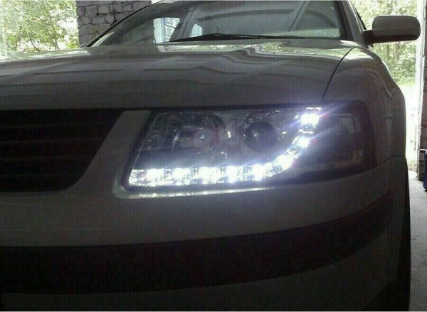 LED Tagfahrlicht Design Scheinwerfer für VW Passat 3B (B5) 96-00 chrom