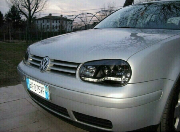 LED Tagfahrlicht Design Scheinwerfer für VW Golf 4 97-03 schwarz