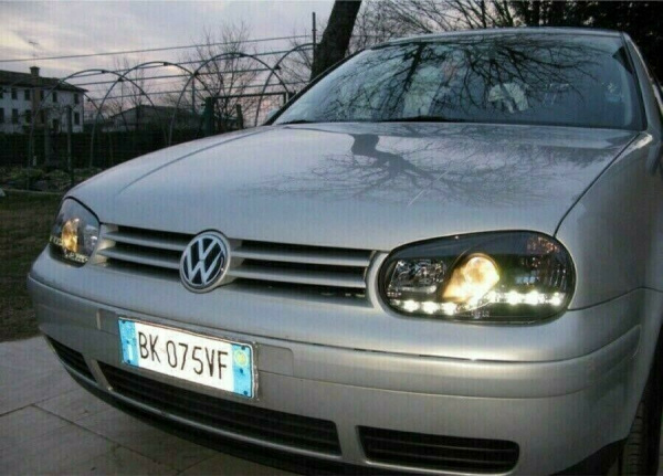LED Tagfahrlicht Design Scheinwerfer für VW Golf 4 97-03 schwarz