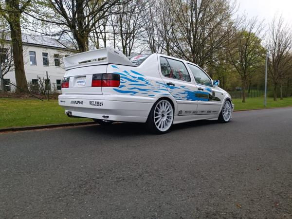 Upgrade Design Rückleuchten für VW Vento Typ 1H2 Lim. 92-98  rot/schwarz