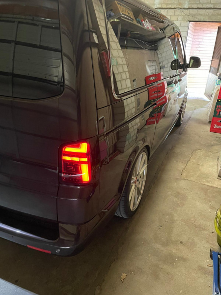 Voll LED Lightbar Design Rückleuchten für VW T5 Facelift (GP) 10-15 rot/rauch mit dynamischen Blinker