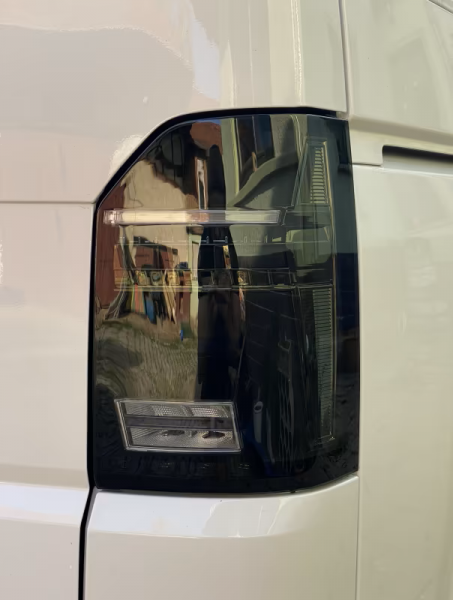 Voll-LED-Tagfahrlicht-Scheinwerfer-Set mit Welcome Funktion + Voll-LED-Lightbar-Design-Rückleuchten-Set + dynamischem LED-Blinker passend für VW T6 15-19 (Heckklappe/Halogen)
