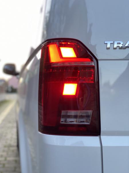 Voll-LED-Tagfahrlicht-Scheinwerfer-Set ohne Welcome Funktion + Voll-LED-Lightbar-Design-Rückleuchten-Set + dynamischem LED-Blinker passend für VW T6 15-19 (Heckklappe/LED)