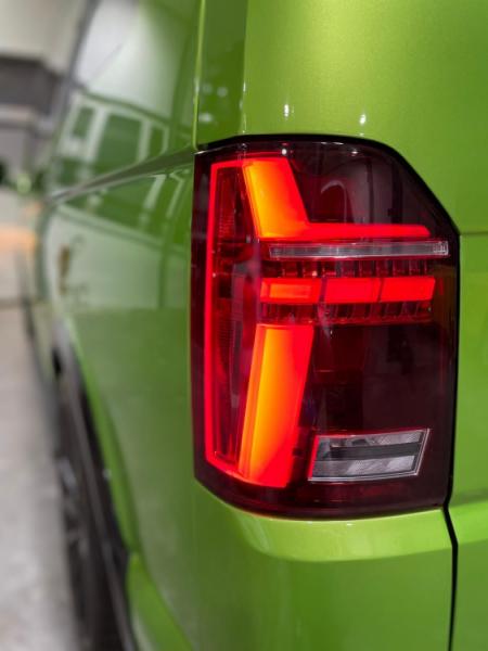 Voll-LED-"Specialized"-Black-Edition-Tagfahrlicht-Scheinwerfer-Set mit Welcome Funktion + Voll-LED-Lightbar-Design-Rückleuchten-Set + dynamischem LED-Blinker passend für VW T6 15-19 (Heckklappe/Halogen)