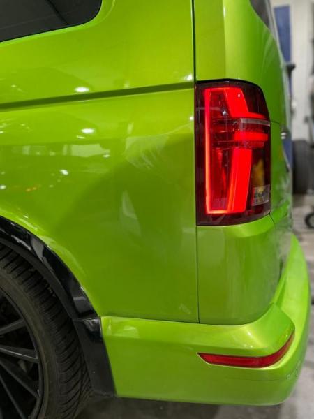 Voll-LED-"Specialized"-Black-Edition-Tagfahrlicht-Scheinwerfer-Set mit Welcome Funktion + Voll-LED-Lightbar-Design-Rückleuchten-Set + dynamischem LED-Blinker passend für VW T6 15-19 (Heckklappe/LED)