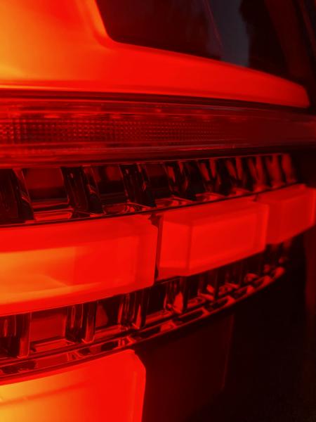 Voll LED Lightbar Design Rückleuchten für VW T6.1 ab 2019 schwarz/rauch mit dynamischen Blinker (für Heckklappe/Halogen)
