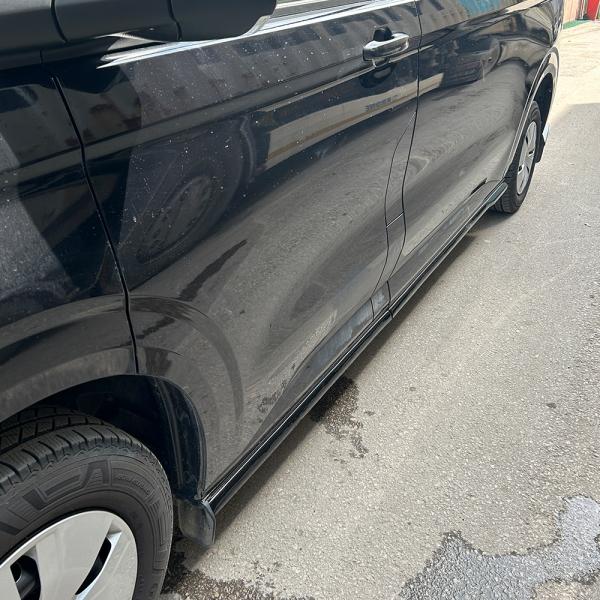 Upgrade Design Seitenschweller Set passend für VW T7 24+ / Ford Transit Custom MK2 23+ Hochglanz schwarz