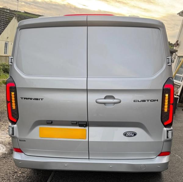 Voll LED Upgrade Design Rückleuchten passend für Ford Transit Custom / Custom (MK3) ab 2023 schwarz/rauch