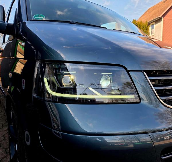 Ugrade Design Voll LED Tagfahrlicht Scheinwerfer passend für VW T5 03-09 schwarz mit Dynamik und Welcome-Funktion